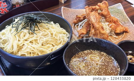 飲食店のメニュー（つけ麺と油淋鶏セット） 128433820