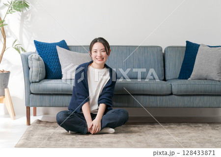 自宅でリラックスする女性 128433871