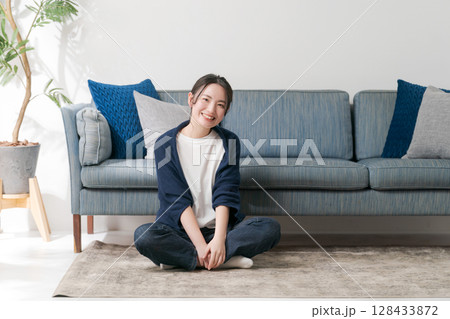 自宅でリラックスする女性 自宅でリラックスする女性 128433872