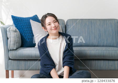 自宅でリラックスする女性 128433876