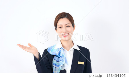 笑顔で案内する女性店員・受付スタッフ 128434105
