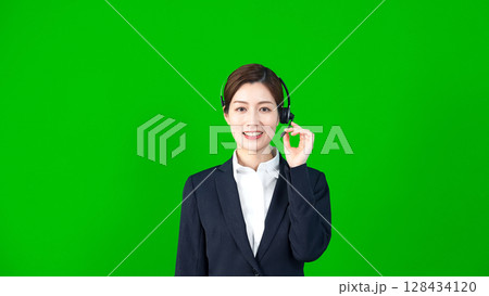 ヘッドセットをつけた女性スタッフ ヘッドセットをつけた女性スタッフ 128434120