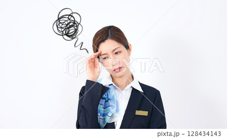 落ち込む女性店員・受付スタッフ 128434143