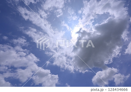 光が差し込む青空 128434666