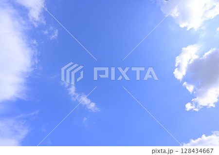 雲が端にある青空 128434667