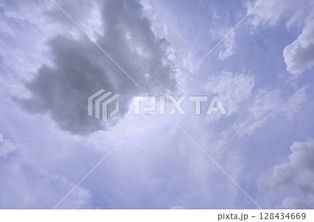 少し暗い雲に太陽が覆われた空 128434669