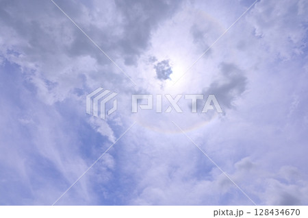 うっすら虹枠ができている雲多めの青空 128434670