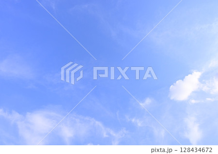 雲少なめ美しい青空 128434672