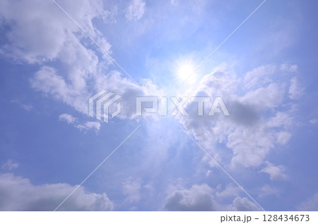 太陽と雲が綺麗な青空 128434673
