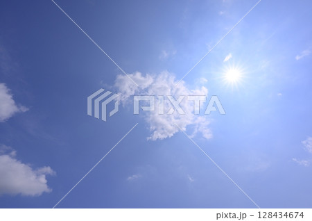 太陽の周りが明るい青空 128434674