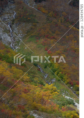 Yarisawa in autumn 槍ヶ岳登山道 東鎌尾根界隈から眺める槍沢カールの紅葉見頃の様子 Yarisawa in autumn 槍ヶ岳登山道 東鎌尾根界隈から眺める槍沢カールの紅葉見頃の様子 128434785