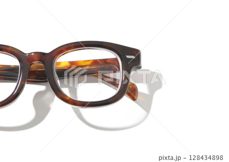 眼鏡を白背景で撮影 128434898
