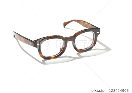 眼鏡を白背景で撮影 128434908
