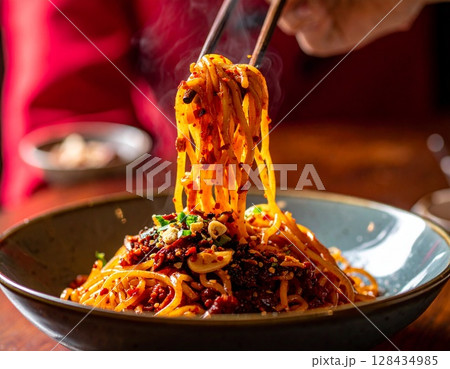 チリオイルが滴る四川ラー油まぜ麺4 AI生成画像 チリオイルが滴る四川ラー油まぜ麺4 AI生成画像 128434985