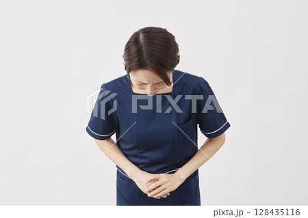 女性　美容看護師　お辞儀　謝罪　白背景 128435116