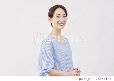 女性 40代 ポートレート カメラ目線 白背景 女性 40代 ポートレート カメラ目線 白背景 128435121