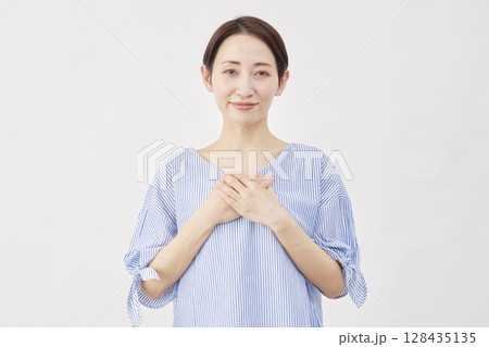 女性　ミドルエイジ　安心する　白背景 128435135