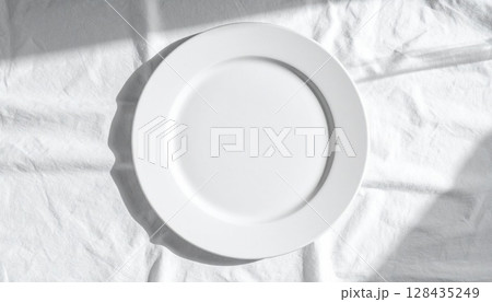 ミニマリストの食卓：柔らかな影が落ちる清潔なテーブルセッティング 128435249