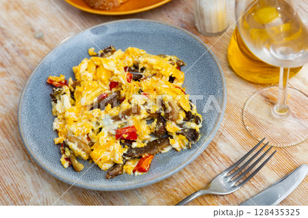 Omelette with mushrooms and bell peppers Omelette with mushrooms and bell peppers 128435325