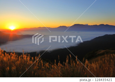 阿蘇雲海と日の出（阿蘇市） 128435421