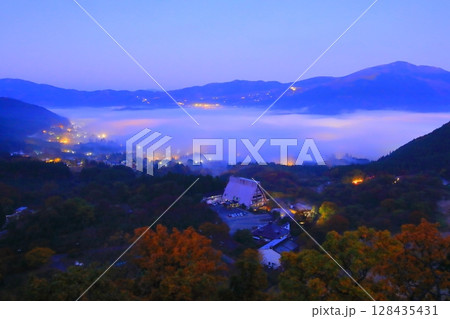 日の出前の由布院雲海(由布市湯布院町) 日の出前の由布院雲海(由布市湯布院町) 128435431