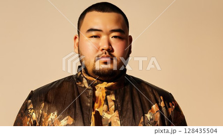 和風柄の衣装を着たプラスサイズの日本人男性ポートレート 128435504