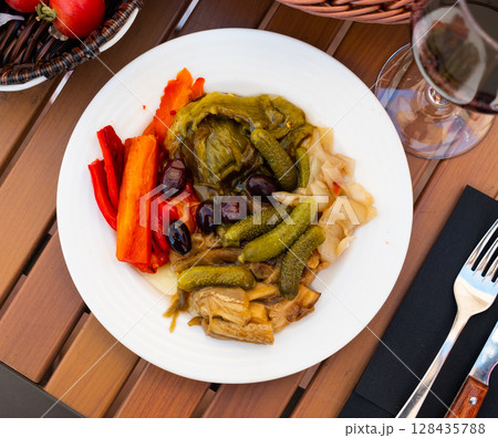 Festive and everyday vegetable dish of Catalan cuisine is escalibada 128435788
