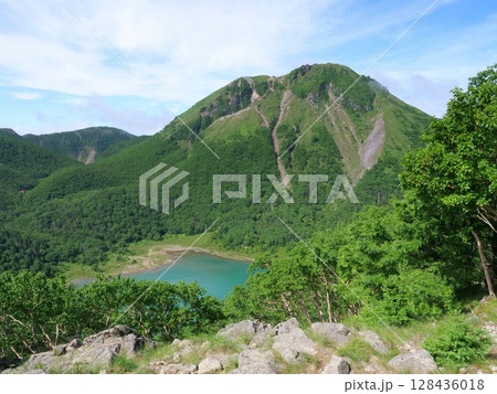 五色山山頂から日光白根山と五色沼 128436018