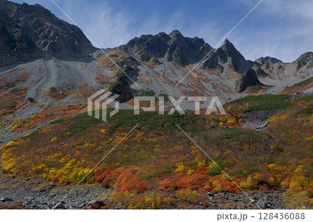 Karasawa in autumn 涸沢登山道 涸沢カール界隈から眺める涸沢カールの紅葉見頃の様子 Karasawa in autumn 涸沢登山道 涸沢カール界隈から眺める涸沢カールの紅葉見頃の様子 128436088