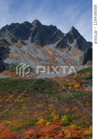Karasawa in autumn 涸沢登山道 涸沢カール界隈から眺める涸沢カールの紅葉見頃の様子 Karasawa in autumn 涸沢登山道 涸沢カール界隈から眺める涸沢カールの紅葉見頃の様子 128436089