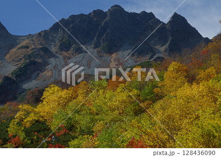 Karasawa in autumn 涸沢登山道 涸沢カール界隈から眺める涸沢カールの紅葉見頃の様子 Karasawa in autumn 涸沢登山道 涸沢カール界隈から眺める涸沢カールの紅葉見頃の様子 128436090