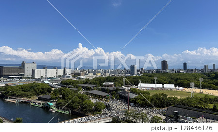 大阪　大阪城公園周辺の風景　ヒガシ 128436126