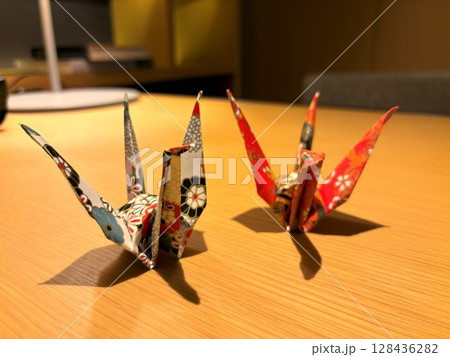 2羽の折り鶴・折り紙・Origami 128436282