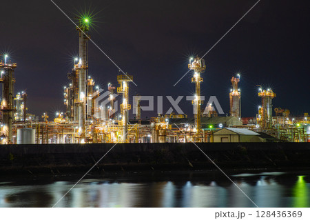 三重県四日市市　四日市コンビナートの風景 128436369