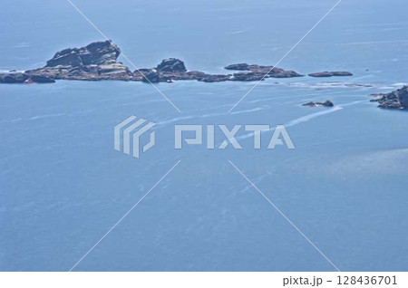 静かに時間が過ぎていく海 128436701