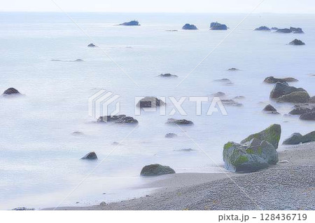 静かに時間が過ぎていく海 静かに時間が過ぎていく海 128436719