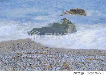 静かに時間が過ぎていく海 128436720