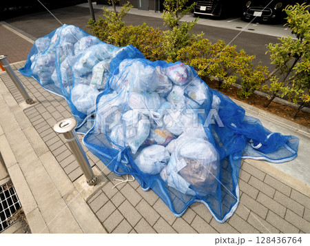 防鳥ネットがかけられた家庭ゴミの集積所　東京都 128436764