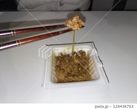 糸を引く納豆 糸を引く納豆 128436783