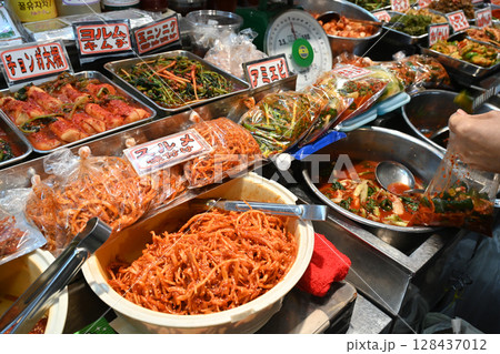 屋台で売ってる韓国料理、キムチのイメージ写真 128437012