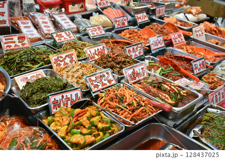 屋台で売ってる韓国料理、キムチのイメージ写真 128437025