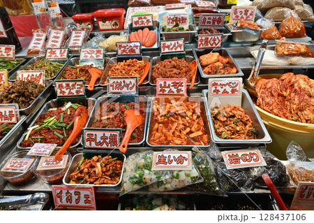 屋台で売ってる韓国料理、キムチのイメージ写真 128437106