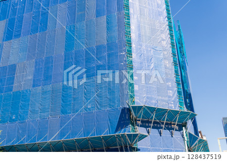 ビル建築足場と落下防止柵 ビル建築足場と落下防止柵 128437519