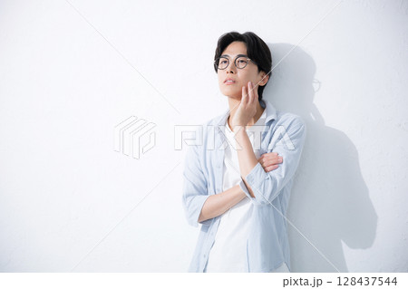 眼鏡をかけた爽やかな男性　見上げる笑顔の上半身	 128437544