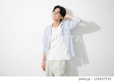 眼鏡をかけた爽やかな男性　見上げる笑顔の上半身 128437559