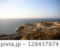 岩場から望む海 128437874