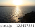 海に沈む夕日 128437881