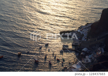 朝日を浴びる海岸 朝日を浴びる海岸 128437883