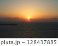 流氷に沈む夕日 128437885