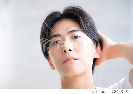 黒髪を触る男性 クローズアップ でヘアケアのイメージ 真剣で真面目な表情 黒髪を触る男性 クローズアップ でヘアケアのイメージ 真剣で真面目な表情 128438120